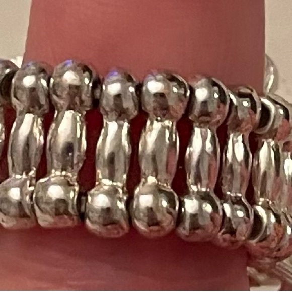 Beautiful snowflake ring! Rhinestone w/ decorative band, stretches to fit all - Picture 4 of 4